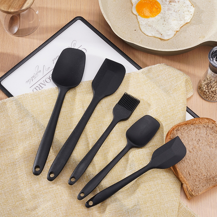 This Spatula Can Scrape Out Every Last Bit of Smoothie or Batter